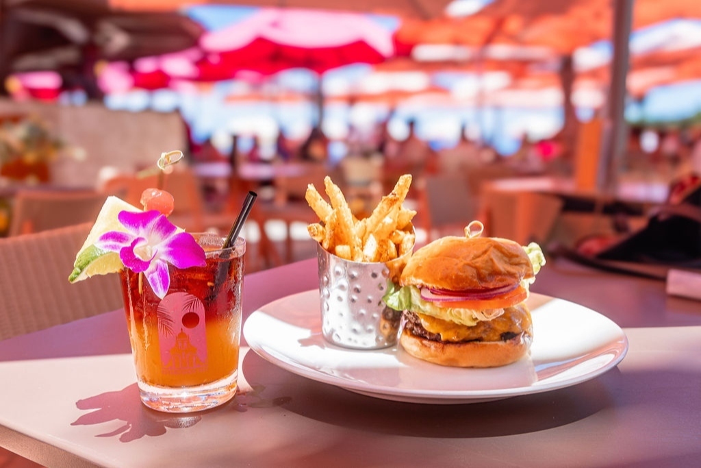 ワイキキビーチのロケーションと対象のマイタイ、ハンバーガー