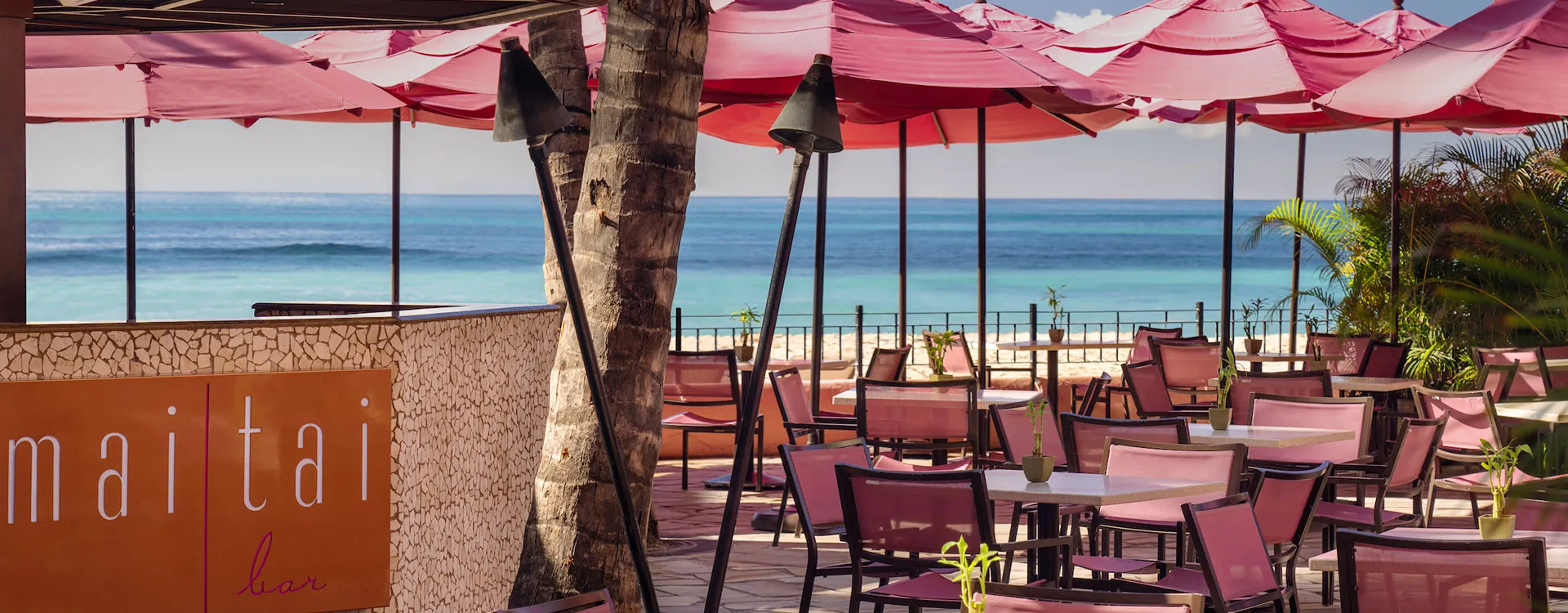 MAI TAI BAR カジュアルなビーチフロントの屋外レストラン&バー